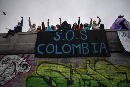 Manifestantes protestan en Bogotá contra el gobierno de Iván Duque