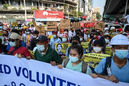 Manifestantes protestan en contra del golpe de Estado, hoy, en Rangún
