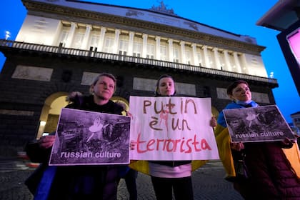 Manifestantes protestan en Nápoles contra la invasión rusa a Ucrania. Meloni mantuvo la política exterior previa a favor de Kiev (Archivo)  