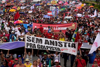 Manifestantes protestan este domingo en Brasilia contra el proyecto de ley que reduce el tiempo en prisión del expresidente Jair Bolsonaro,en Brasilia.