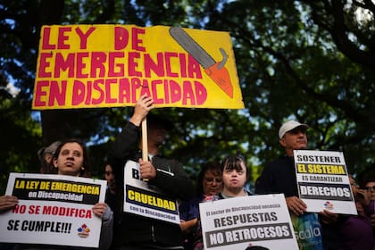 Manifestantes protestan frente al Ministerio de Salud en protesta de los últimos cambios que el Gobierno impulsa en materia de discapacidad (Foto AP/Natacha Pisarenko)