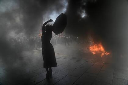 Manifestantes  protestan por el acuerdo del gobierno con el Fondo Monetario Internacional para refinanciar unos 45 000 millones de dólares en deuda, mientras los legisladores se preparan para votar una ley para ratificar el acuerdo, en Buenos Aires, Argentina.