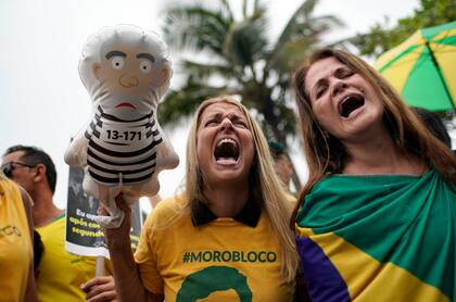 Manifestantes protestan por la liberación de Lula da Silva, esta tarde en San Pablo