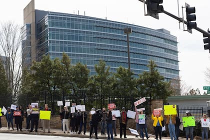 Manifestantes protestan por los despidos en los Centros para el Control y la Prevención de Enfermedades (CDC) frente a la sede de los CDC en Atlanta