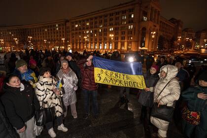 Manifestantes protestas por la renuncia del general Valery Zaluzhny en Kiev