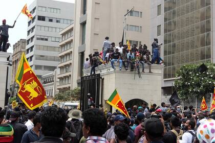Manifestantes que exigen la renuncia del presidente de Sri Lanka, Gotabaya Rajapaksa, se reúnen dentro del complejo del Palacio Presidencial de Sri Lanka en Colombo el 9 de julio de 2022
