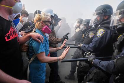 Manifestantes que protestaban contra las detenciones de inmigrantes se enfrentan a policías en los Ángeles el 8 de junio del 2025. (AP foto/Jae C. Hong)