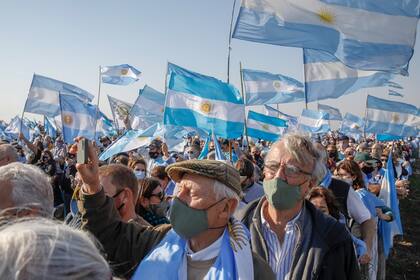 Manifestantes que se acercaron a San Nicolás portando banderas argentinas.