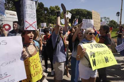 Manifestantes que se oponen a la participación de funcionarios venezolanos y cubanos en la Celac