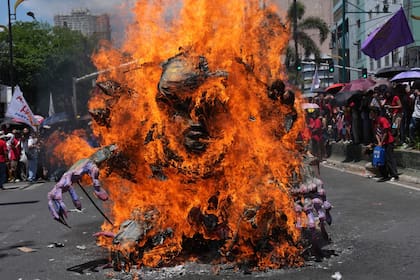 Manifestantes queman efigies del presidente de Estados Unidos, Donald Trump, durante una manifestación en Manila