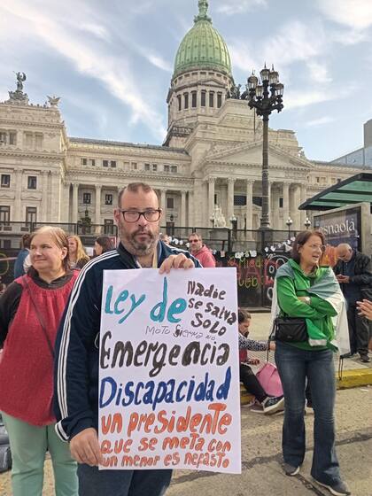 Manifestantes reclaman por la ley de emergencia en discapacidad frente al Congreso
