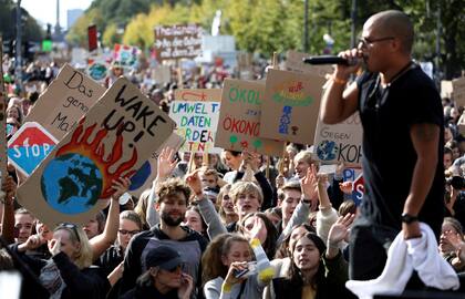 Manifestantes salieron a las calles en todo el mundo el viernes para exigir a los líderes que tomen medidas urgentes para combatir el cambio climático