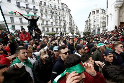Manifestantes salieron a las calles hoy en Argelia para pedir la renuncia del presidente Abdelaziz Buteflika