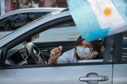 Algunos participaron del banderazo desde sus vehículos en la zona de la quinta presidencial de Olivos