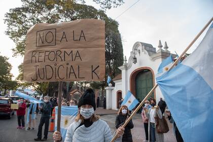 Carteles y banderas durante la manifestación en Olivos