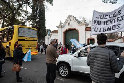 Carteles y banderas durante la manifestación en Olivos