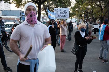 Banderazo frente a la quinta de Olivos contra la reforma judicial