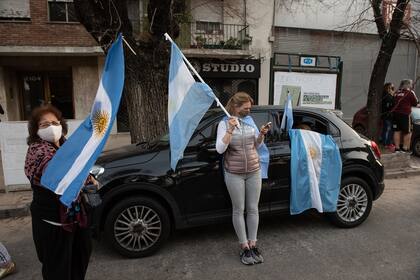 Algunos participaron del banderazo desde sus vehículos en la zona de la quinta presidencial de Olivos