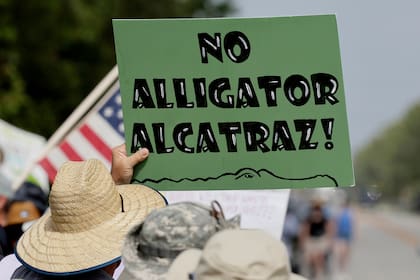 Manifestantes se concentraron para protestar contra la apertura de Alligator Alcatraz