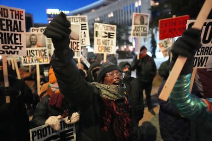 Manifestantes se congregan durante una protesta contra las redadas migratorias, en la Plaza de la Corte Federal el 27 de enero de 2026 en Minneapolis, Minnesota