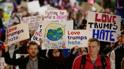 Manifestantes se congregan en contra de Trump tras su victoria electoral