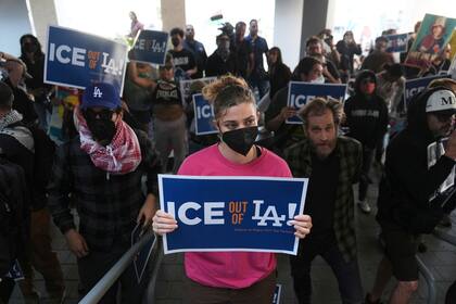 Manifestantes se congregan en la Agencia Federal de Prisiones del Departamento de Justicia de Estados Unidos, después de que autoridades federales de inmigración realizaran una operación el viernes 6 de junio de 2025, en Los Ángeles. (AP Foto/Jae C. Hong)