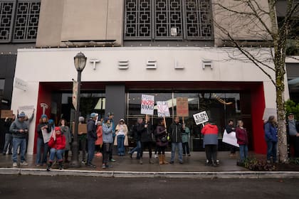 Manifestantes se congregaron para protestar contra Elon Musk y el fabricante de coches eléctricos Tesla el 22 de febrero de 2025 en Seattle, Washington (Foto de David Ryder/Getty Images)