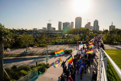 Manifestantes se dirigen hacia St. Pete Pier en St. Petersburg, Florida, el sábado 12 de marzo de 2022 durante una marcha para protestar contra el controvertido proyecto de ley "No digas gay"