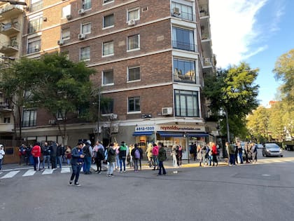 Manifestantes se encuentran esta mañana con el vallado dispuesto por la Ciudad