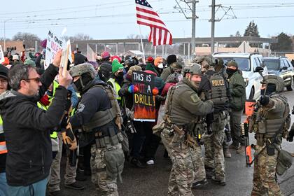 Manifestantes se enfrentan a agentes federales en el exterior del edificio federal Obispo Henry Whipple, el 8 de enero de 2026, en Minneapolis, Minnesota.