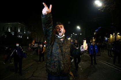 Manifestantes se enfrentan a la policía en Tiflis a última hora del 8 de marzo de 2023. 