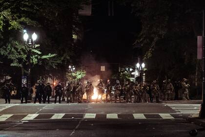Manifestantes se enfrentan con agentes federales en Portland, Oregon, el martes 21 de julio de 2020