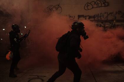 Manifestantes se enfrentan con agentes federales en Portland, Oregon, el martes 21 de julio de 2020