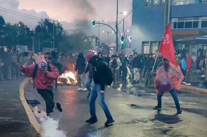 Manifestantes se enfrentan con la policía ecuatoriana durante una manifestación en Quito el 30 de septiembre de 2025