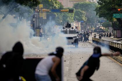 Manifestantes se enfrentan con la policía durante manifestaciones un día después de los comicios, en Caracas, Venezuela, el 29 de julio de 2024. (AP Foto/Matias Delacroix, File)