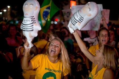 Manifestantes se expresaron en contra de Lula da Silva mientras observaban los votos de los magistrados de la Corte Suprema