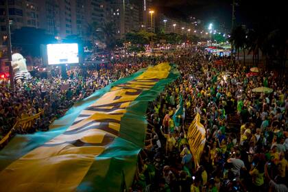 Manifestantes se expresaron en contra de Lula da Silva mientras observaban los votos de los magistrados de la Corte Suprema