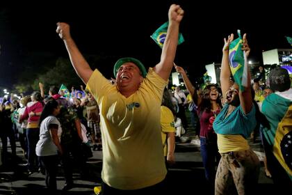 Manifestantes se expresaron en contra de Lula da Silva mientras observaban los votos de los magistrados de la Corte Suprema