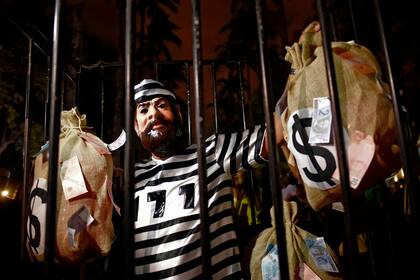 Manifestantes se expresaron en contra de Lula da Silva mientras observaban los votos de los magistrados de la Corte Suprema