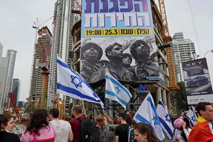 Manifestantes se reúnen en Tel Aviv el 23 de marzo de 2023 para protestar contra las controvertidas reformas legales promovidas por el gobierno de extrema derecha del país.