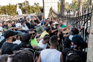 Manifestantes se reúnen frente al palacio presidencial en la capital de Chipre, Nicosia, el 18 de julio de 2021, en protesta contra las nuevas medidas de seguridad contra la pandemia del coronavirus Covid-19 introducidas por el gobierno en medio de un reciente aumento en las cifras de infección
