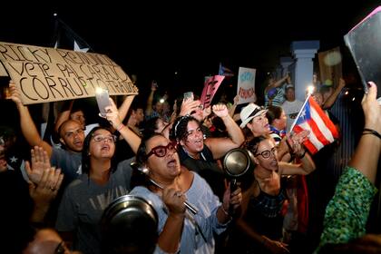 Manifestantes se reúnen fuera del Centro Cultural Yolanda Guerrero en Guaynabo, Puerto Rico, después de que el gobernador Ricardo Rossello abandonó una reunión con los alcaldes de su partido
