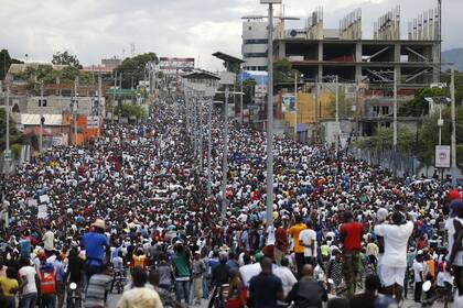 Manifestantes se reúnen para exigir la dimisión del presidente hatiano