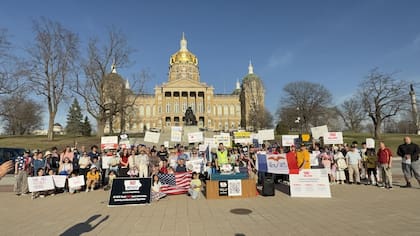 Manifestantes se reunieron en el Capitolio de Iowa para pedir a los legisladores que reconsideren el proyecto de ley