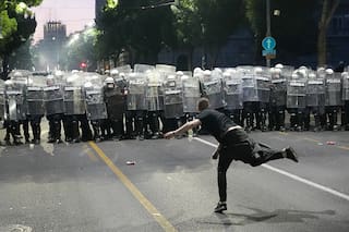Manifestantes serbios chocan con la policía tras protesta antigubernamental en Belgrado