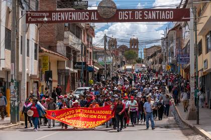 Manifestantes sostienen banderas y gritan consignas durante una protesta el 10 de enero de 2023 en Cuzco