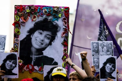 Manifestantes sostienen fotos de Lucía Pérez, víctima de femicidio de tan solo 16 años, en una protesta de #NiUnaMenos en su nombre, el 5 de diciembre de 2018