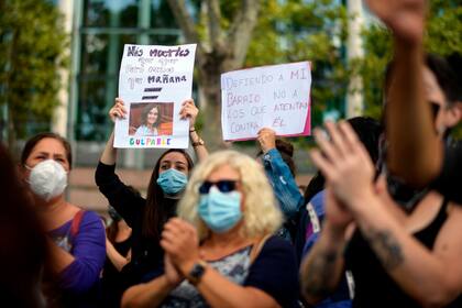 Manifestantes sostienen una pancarta que dice &quot;Más muertos que ayer pero menos que mañana. Culpables&quot; durante una manifestación contra las restricciones impuestas por el gobierno regional para combatir la propagación del coronavirus en el distrito de Vallecas en Madrid, el 27 de septiembre