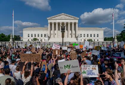  Manifestantes tanto a favor como en contra del aborto se congregan fuera de la Corte Suprema de Estados Unidos, en Washington, el viernes 24 de junio de 2022. 