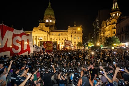 Manifestantes y fuerzas de seguridad afuera del Congreso, al finalizar la primera jornada por el debate de la "Ley Ómnibus"